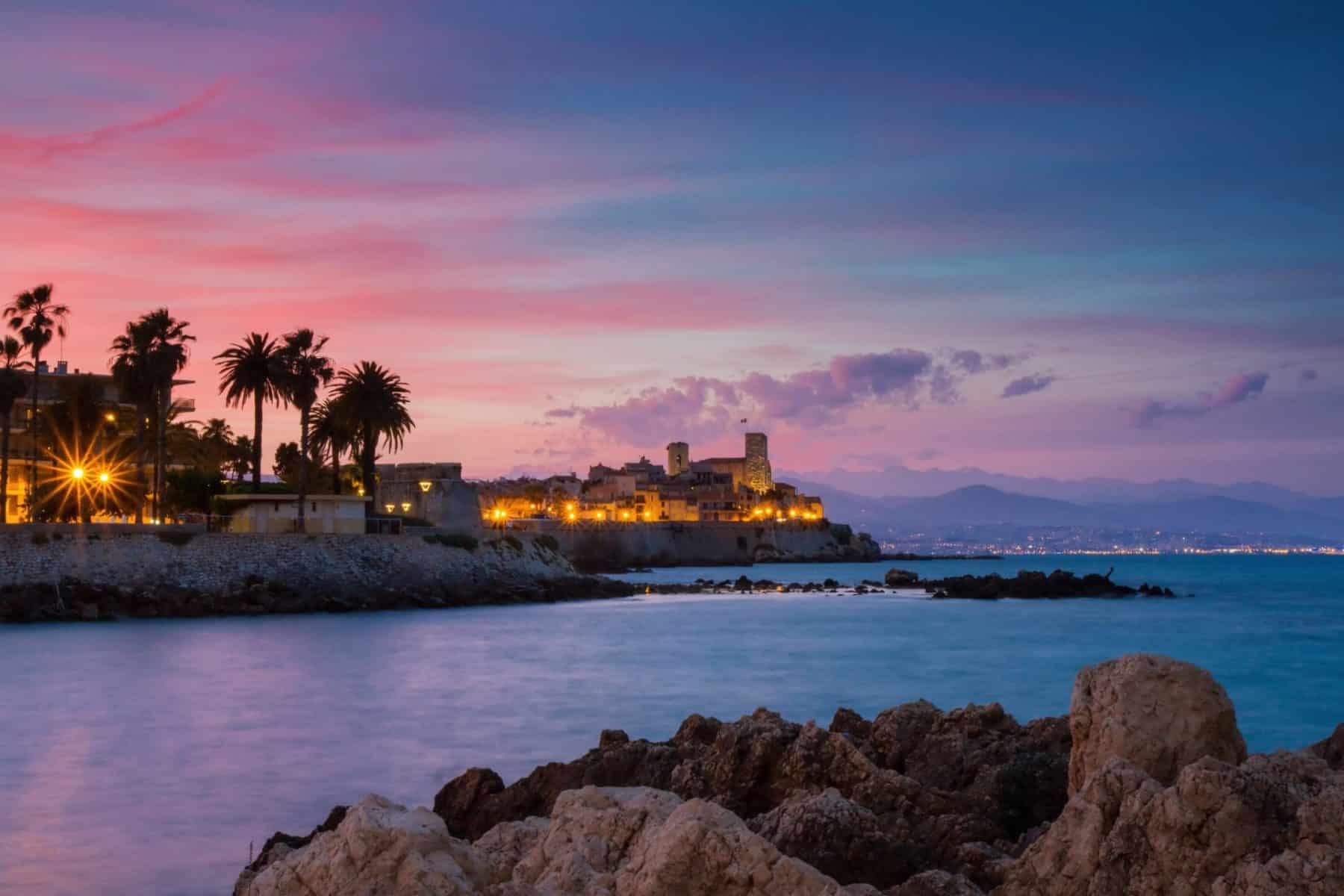Ville d'Antibes vieille ville remparts location saisonnière